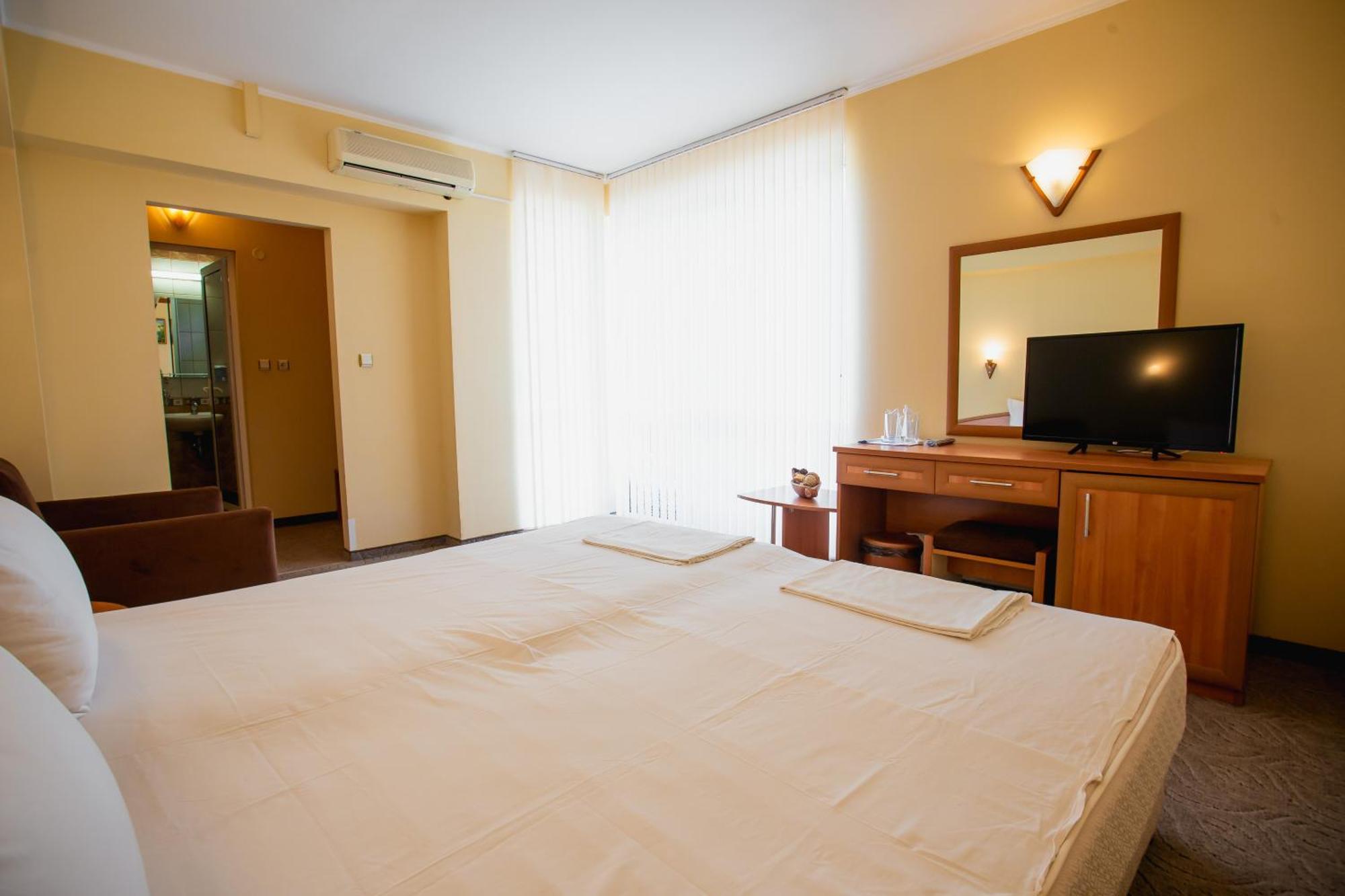 Hotel Dolphin Ravda Esterno foto